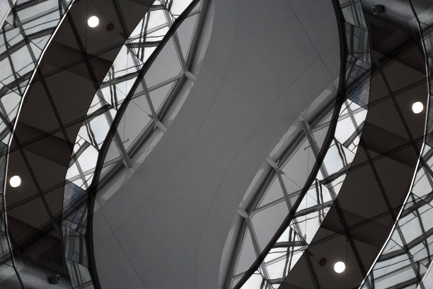 计算机图形图像的建筑片段类似结构玻璃天花板与聚光灯。以当代建筑、工业或技术为主题的抽象意象。图片下载