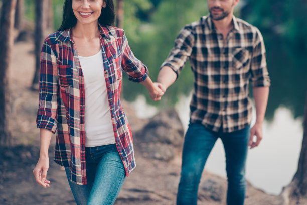 用现代人的观念探索旅游旅行的秘密之处。短特写的照片肖像兴奋漂亮开朗的女士引导引导的家伙史诗的地方与美丽的风景图片下载