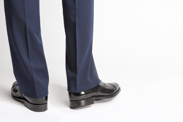 男人在时尚的黑色闪亮男性半brogue摆反位置对白色图片下载