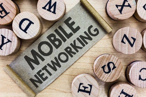 显示移动网络的文字标志。概念照片通信网络，其中最后一条链路是无线的图片下载