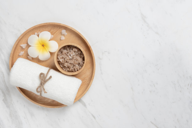 俯视图的水疗产品在木制托盘在白色大理石圆形。图片下载