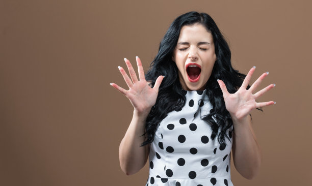 年轻女子倍感压力图片下载