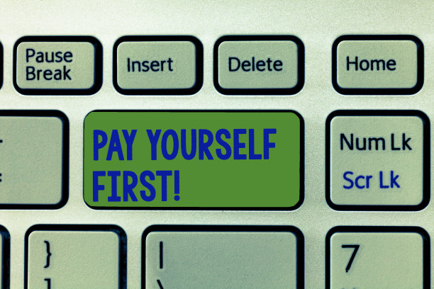 写便条，写明先支付自己。商业照片展示储蓄为未来留出你的一部分收入图片下载