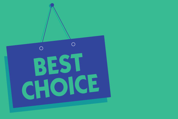 写下“最佳选择”的便条。商业图片展示选择或决定在两个或更多可能性之间的行为蓝色板墙壁信息交流打开关闭标志绿色背景。图片下载