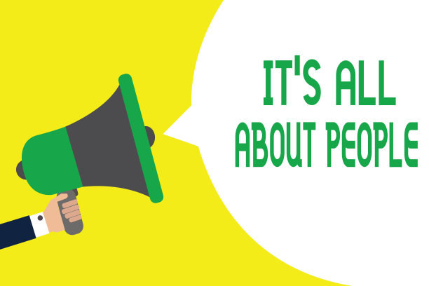 写便条表明一切都是关于人的。商业照片展示公共社会全体人员社区男子拿着扩音器扬声器讲话气泡信息大声说话。图片下载