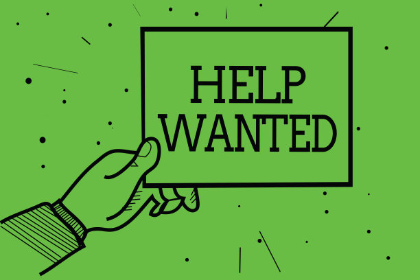 显示招聘的文字标志。概念照片广告刊登在报纸上，由用人单位找用人单位的人手持纸张，传达信息，点缀绿色背景。图片下载