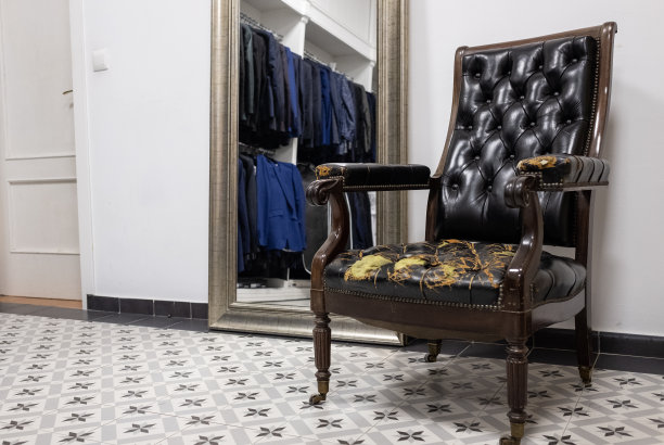 古董扶手椅在一家服装店试衣间图片下载