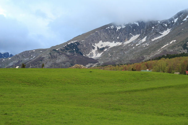 山与云，山谷，雪，春天，原始的自然美景。宁静的自然环境，放松身心，重置观念。Durmitor黑山。图片下载