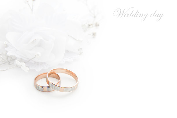 结婚戒指在婚礼卡片上的白色背景图片下载