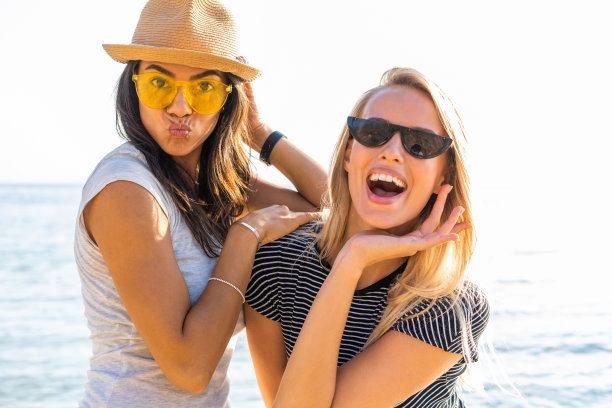 一群女人在海滩上玩的照片。图片下载