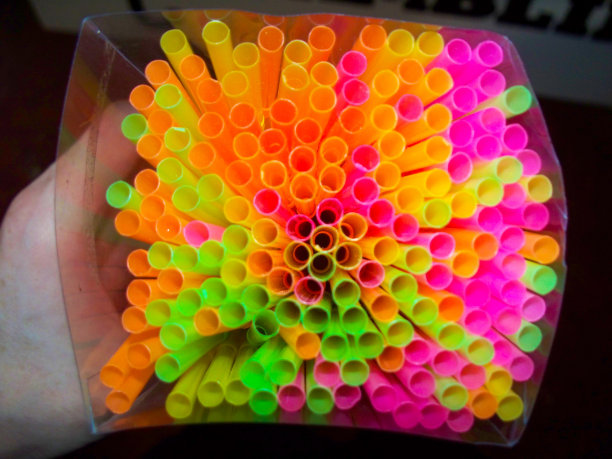 一盒彩色塑料吸管混合物图片下载