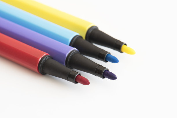 顶视图的彩色铅笔在白色的背景图片下载