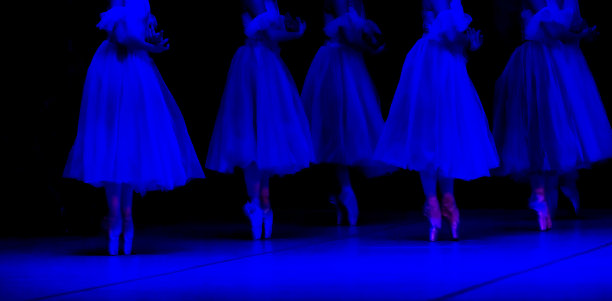 芭蕾舞演员在舞台上图片下载