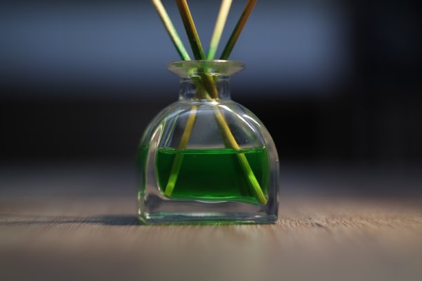 房间里的玻璃瓶闻起来有绿色化学品的味道图片下载