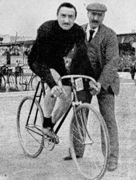 赛车手骑着赛车开始比赛图片下载