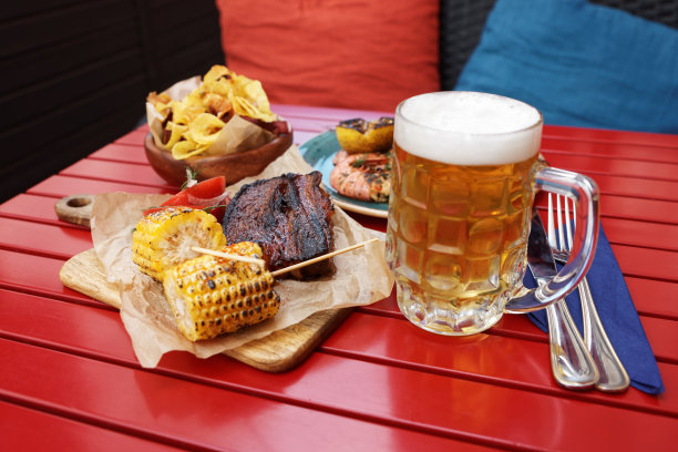 桌上有冰凉的啤酒和美味的食物图片下载