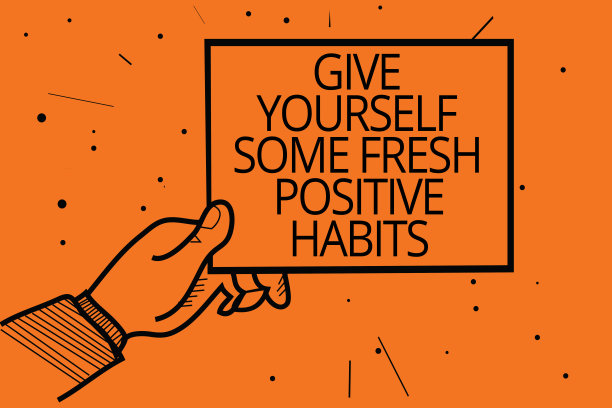 写写“给自己一些新的积极习惯”的便条。商业照片展示获得健康积极的常规男人手握纸交流信息点橙色背景。图片下载