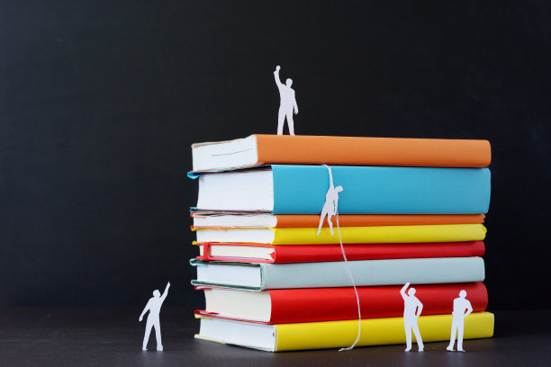 52、小人攀纸，征服一堆书。图片下载