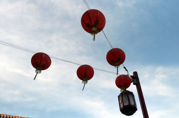 五只中国灯笼在空中图片下载