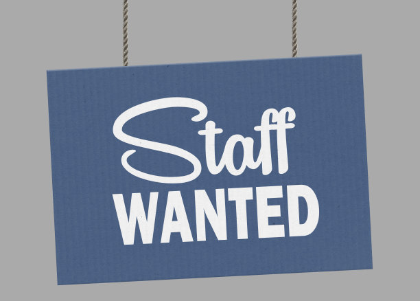 纸板员工想要用绳子挂着牌子。包括剪切路径，以便您可以放置自己的背景。图片下载