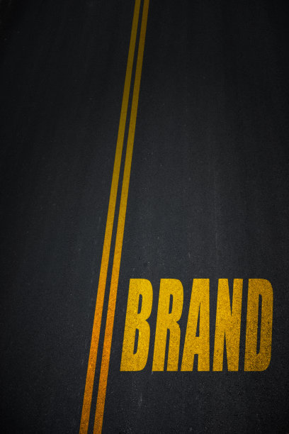 沥青路面上的商标文字图片下载