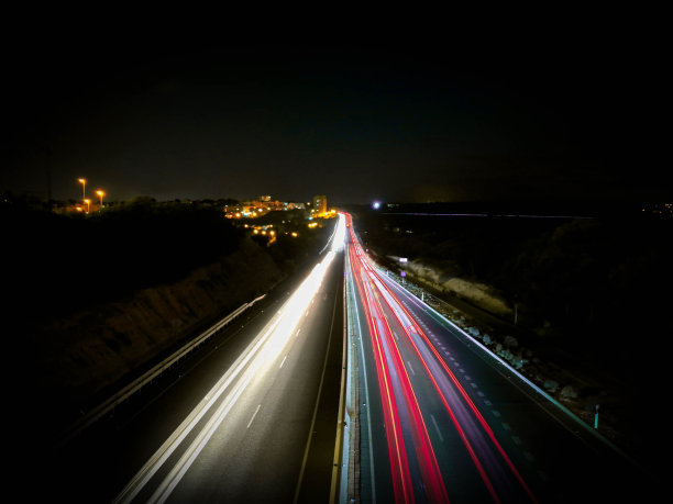 夜晚的公路灯光图片下载