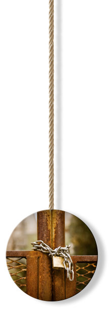 锈迹斑斑的铁门用挂锁紧闭着——概念形象是挂在一根绳子上图片下载