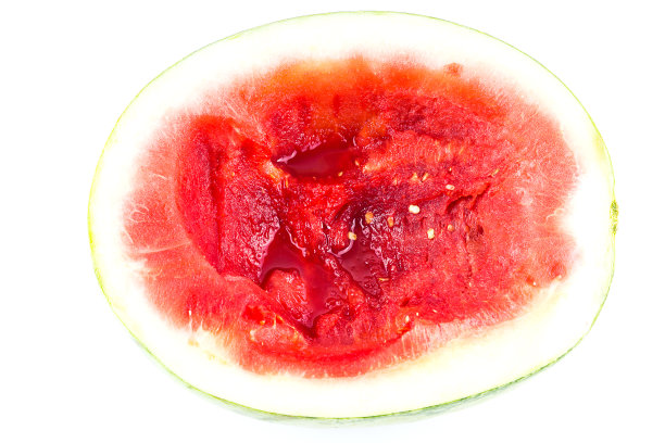 红色无籽西瓜切成两半，用勺子隔离图片下载