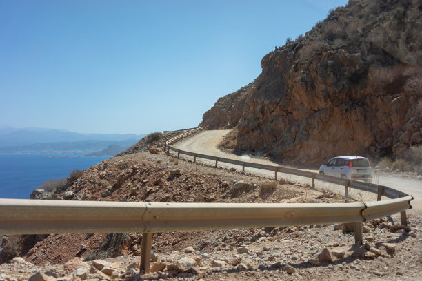 汽车行驶在又陡又浅的危险山路上图片下载