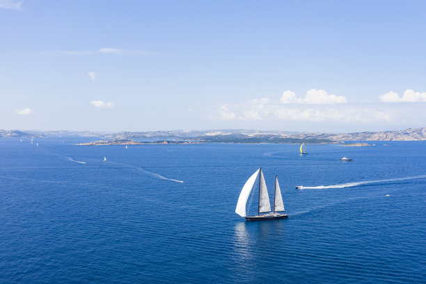 在撒丁岛帆船赛期间，一艘美丽的帆船航行在地中海上的鸟瞰图。2018年9月,意大利。图片下载