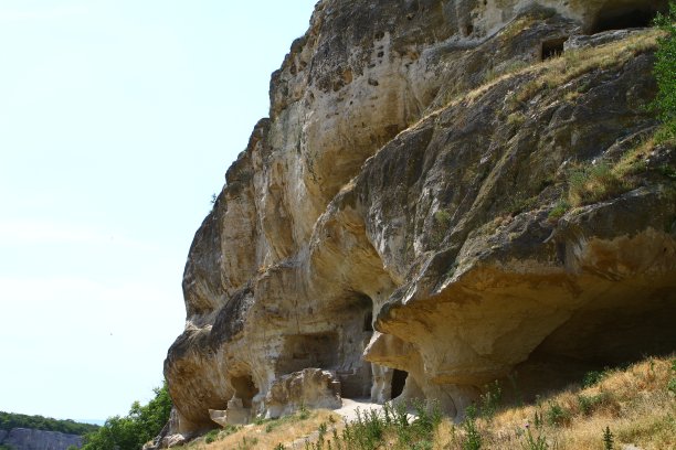 克里米亚Chufut-Kale的自然景观照片。山里的山洞。图片下载