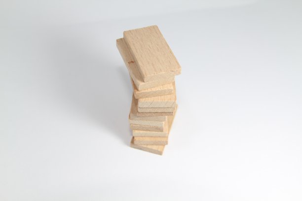 白色背景上的木制玩具图片下载