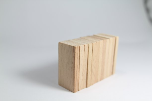 白色背景上的木制玩具图片下载