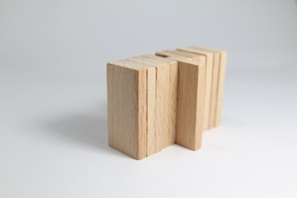 白色背景上的木制玩具图片下载