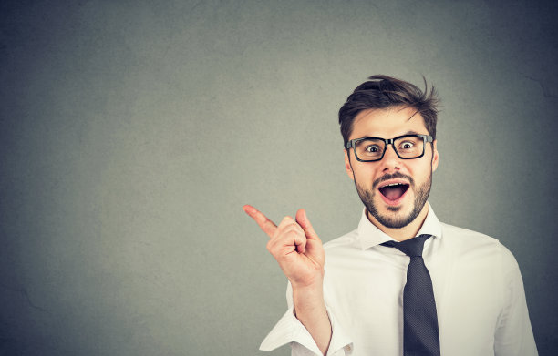 兴奋的人指着广告图片下载