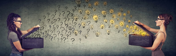 女商人们交流思想和问题图片下载