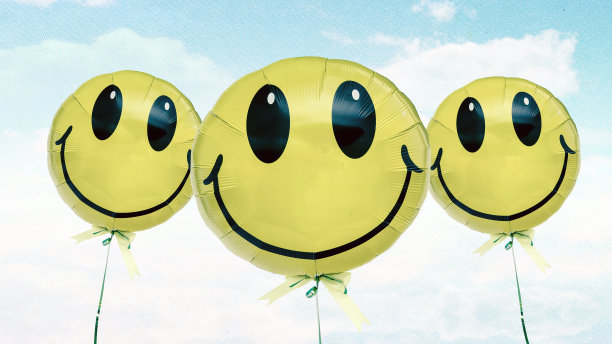 明信片上的蓝天上有三个快乐的气球图片下载