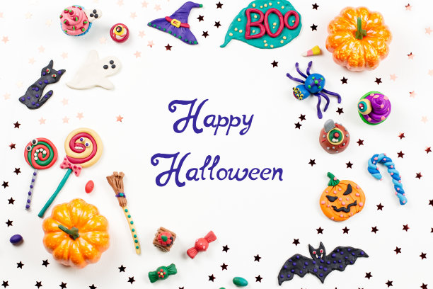 万圣节快乐贺卡。万圣节的框架装饰。黑猫，蝙蝠，女巫帽和扫帚俯视图图片下载