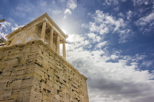 希腊帕台农神庙，雅典的耐克神庙就在阳光下，蔚蓝的天空布满了云彩图片下载