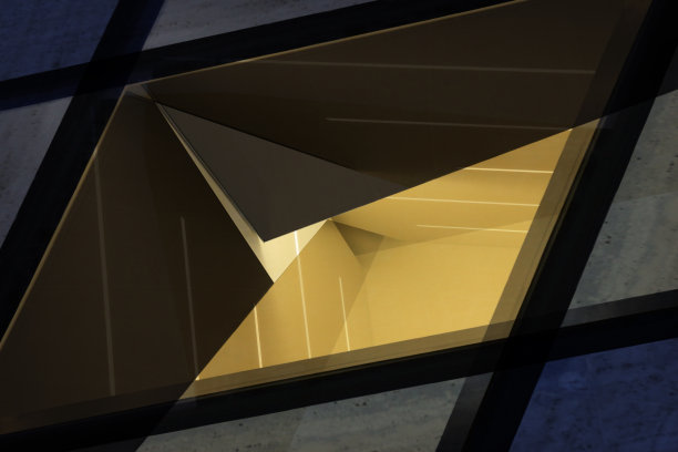 在光明与黑暗之间。内部和外部。建筑表面。数字渲染现代建筑/室内、科学或技术主题的抽象概念背景。图片下载