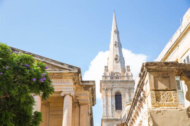 欧洲马耳他瓦莱塔城。城市街道和城市景观。汽车、人类和建筑。旅游照片2018年9月。图片下载