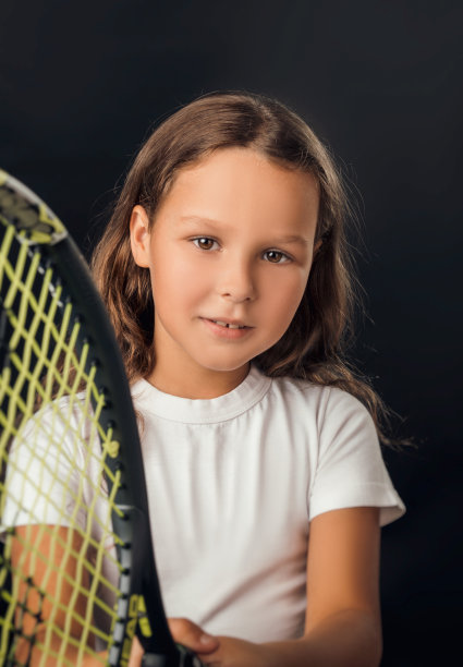 拿着网球拍的女孩图片下载