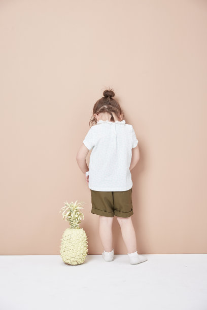 小女孩的后背，圆圆的脑袋，头发上有一条细细的辫子。图片下载