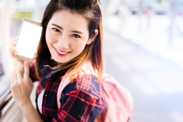 美丽幸福年轻的亚洲女孩在休闲服装独自旅行在火车站或机场与背包复古色调照片概念图片下载