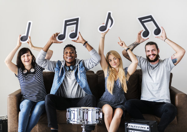 人们一起欣赏音乐图片下载