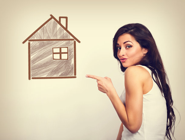 微笑的女人在小的木制房子上展示手。保险保护概念或投资安全资金。复古的颜色风格图片下载