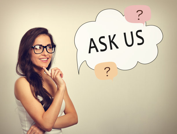 开心笑着想着生意的女人看着说话的泡泡和问我们话里面的泡泡云，客户支持。复古色调的彩色肖像图片下载