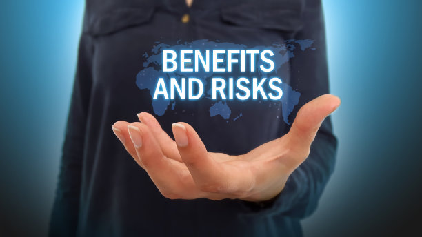 商业女性持有利益和风险的世界地图全息图图片下载