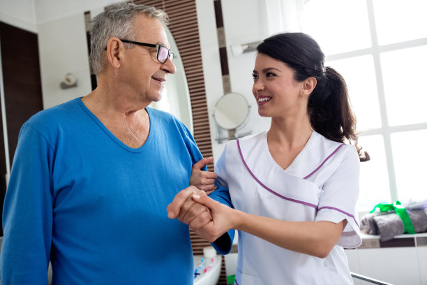 年轻美丽的护士帮助老男人在浴室图片下载