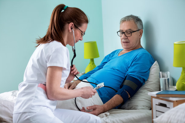 年轻的医生给年老的病人量血压图片下载